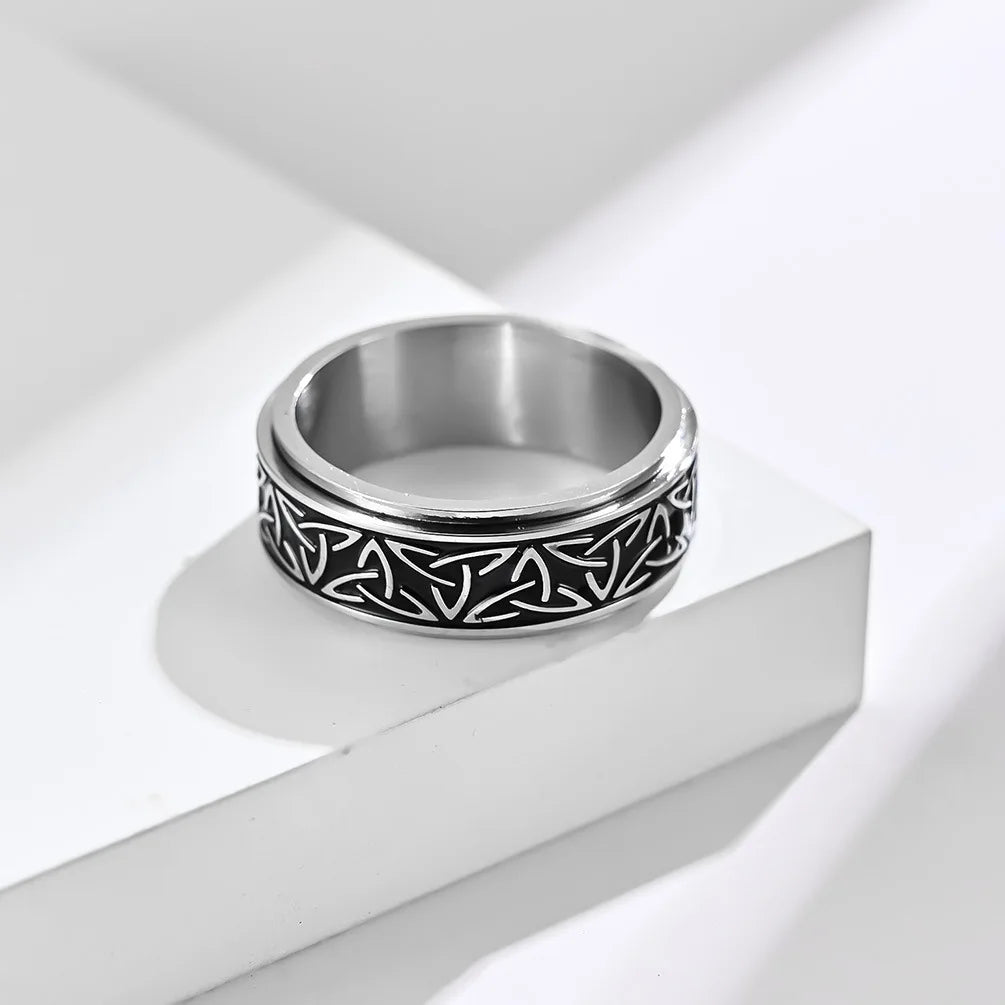 Bague viking couleur argent avec design celtique