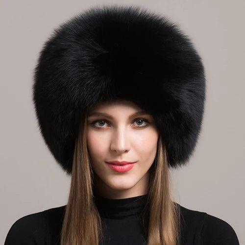 Bonnet d'hiver en fourrure de renard pour femme élégante.